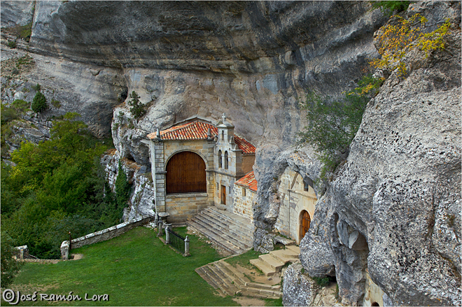 Cueva ermita de san Tirso y San Bernabé. Merindad de Sotoscueva. Burgos Cueva ermita de san Tirso y San Bernabé. Merindad de Sotoscueva. Burgos